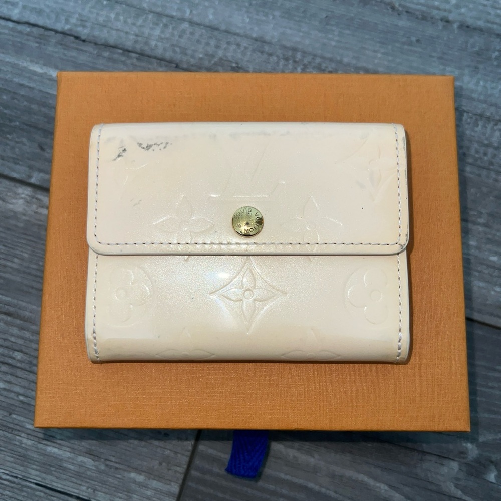 LOUIS VUITTON Ludlow Soft Beige Monogram Vernis Coin Case